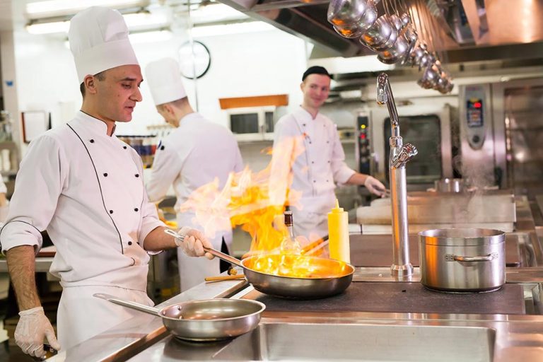 Incendie en cuisine : ne sous-estimez pas les risques couverts par une assurance multirisque professionnelle